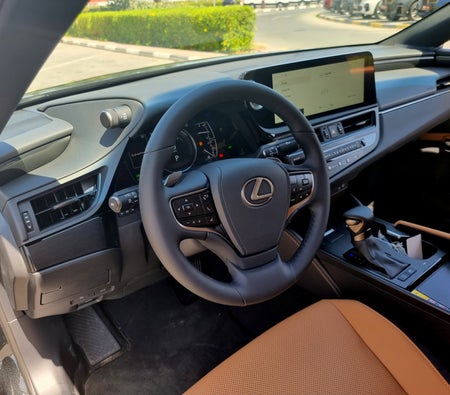 Miete Lexus ES 300 Hybrid 2023 in Dubai