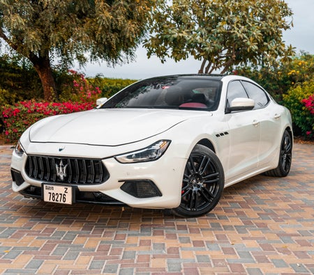 Alquilar Maserati Ghibli 2022 en Dubai