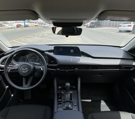 Alquilar Mazda 3 sedán 2024 en Dubai