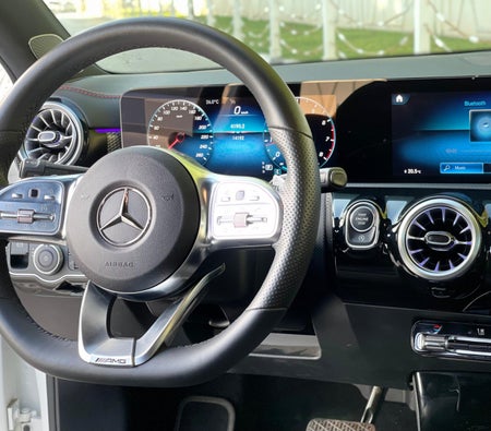 Huur Mercedes-Benz Een 200 2022 in Dubai