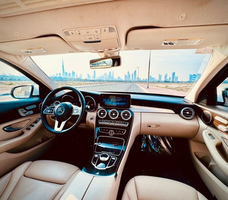 租 奔驰 C300 2019 在 迪拜