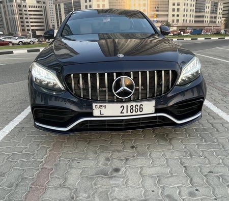 租 奔驰 C300 2020 在 迪拜