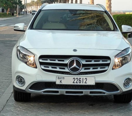 Huur Mercedes-Benz GLA 250 2020 in Abu Dhabi