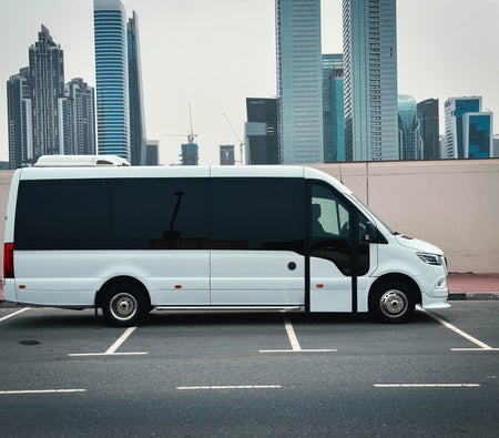Huur Mercedes-Benz Sprinter (16 personen) 2022 in Dubai