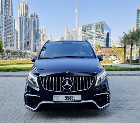 Huur Mercedes-Benz V250 VIP-editie 2023 in Dubai