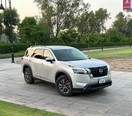 Miete Nissan Pfadfinder 2022 in Dubai