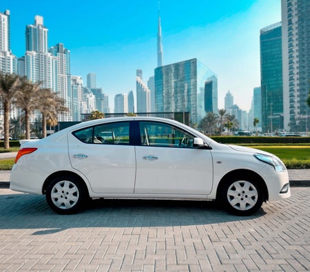 Huur Nissan Zonnig 2023 in Abu Dhabi