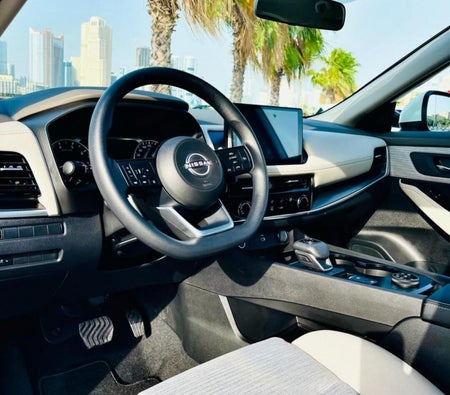 Miete Nissan Xtrail 7-Sitzer 2024 in Dubai