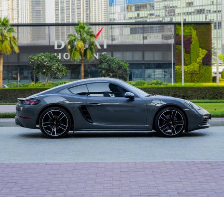 Alquilar Porsche 718 Caimán 2021 en Dubai