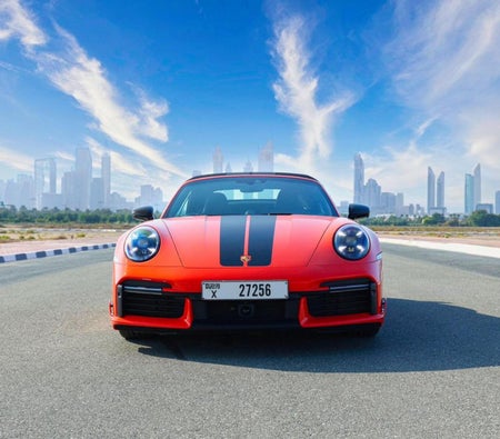 Miete Porsche 911 Turbo S Spyder 2021 in Dubai