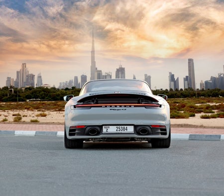Kira Porsche 911 Targa 4 GTS Spyder 2022 içinde Abu Dabi
