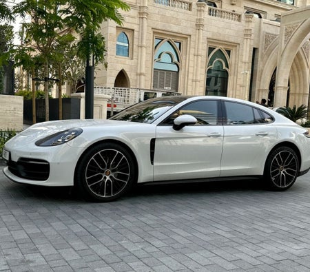Alquilar Porsche Panamera 2023 en Abu Dhabi