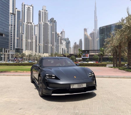Miete Porsche Taycan 4 Cross Turismo 2022 in Dubai