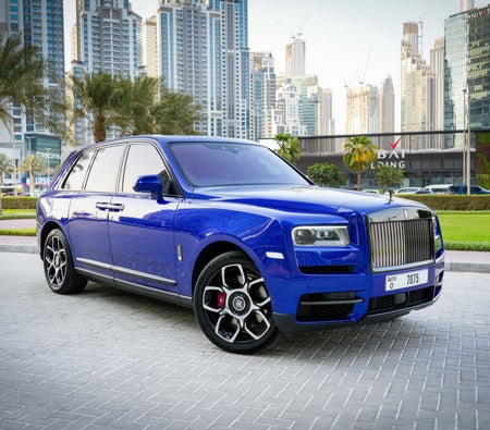 Location Rolls Royce Badge noir de Cullinan 2022 dans Dubai