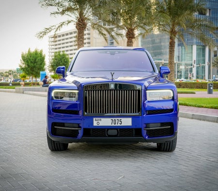 Miete Rolls Royce Schwarzes Cullinan-Abzeichen 2022 in Dubai