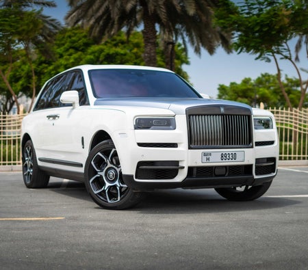 Affitto Rolls Royce Distintivo nero Cullinan 2022 in Dubai