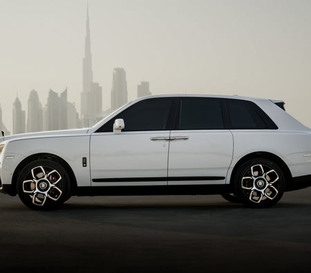 Miete Rolls Royce Schwarzes Cullinan-Abzeichen 2022 in Dubai