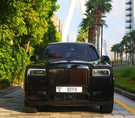 Huur Rolls Royce Cullinan Black Badge 2022 in Dubai