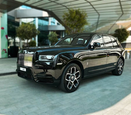 Alquilar Rolls Royce Insignia negra de Cullinan 2023 en Dubai