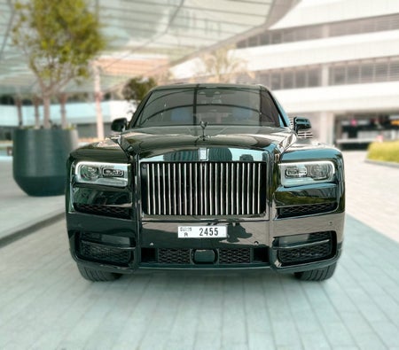 Alquilar Rolls Royce Insignia negra de Cullinan 2023 en Dubai