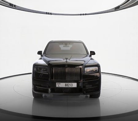Miete Rolls Royce Schwarzes Cullinan-Abzeichen 2024 in Dubai