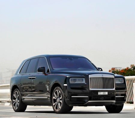 Huur Rolls Royce Cullinan 2022 in Sharjah