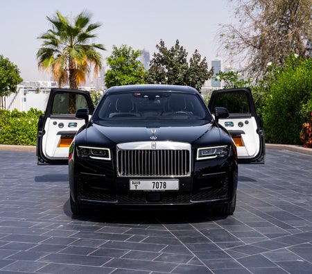 Miete Rolls Royce Schwarzes Geisterabzeichen 2022 in Dubai