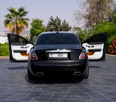 Miete Rolls Royce Schwarzes Geisterabzeichen 2022 in Dubai