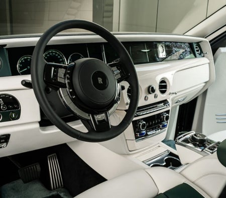 Location Rolls Royce Fantôme étendu 2022 dans Dubai