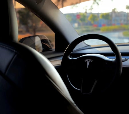 Alquilar Tesla Modelo 3 de largo alcance 2020 en Dubai