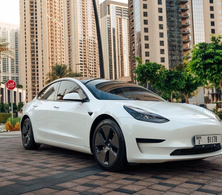 Huur Tesla Model 3 Standaard Plus 2021 in Dubai