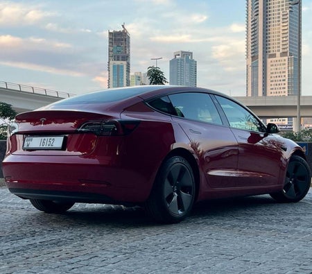 Huur Tesla Model 3 Standaard Plus 2023 in Abu Dhabi