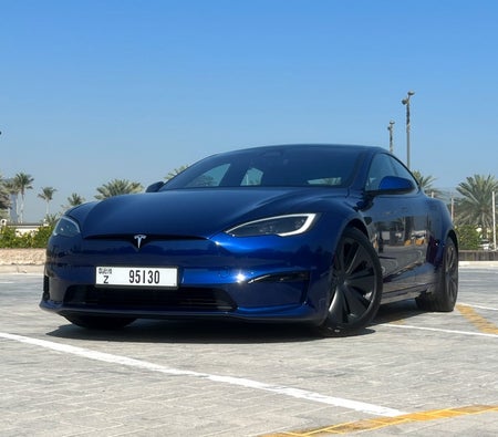 Miete Tesla Modell S Plaid 2023 in Abu Dhabi