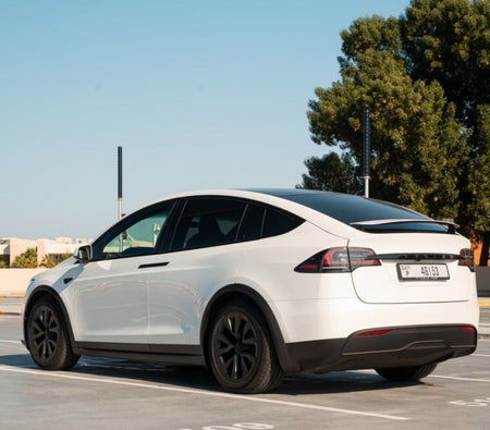 Alquilar Tesla Modelo X 2023 en Dubai