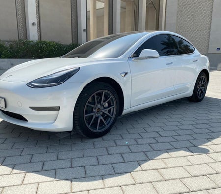 Miete Tesla Modell 3 mit großer Reichweite 2020 in Dubai