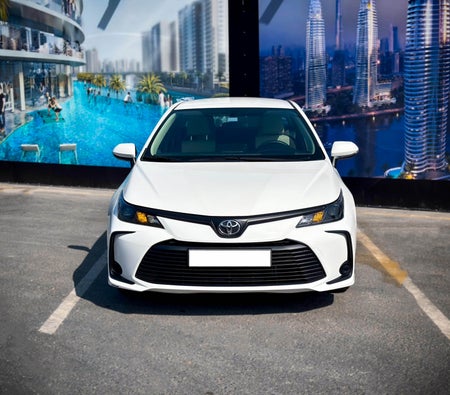Huur Toyota Bloemkroon 2024 in Abu Dhabi