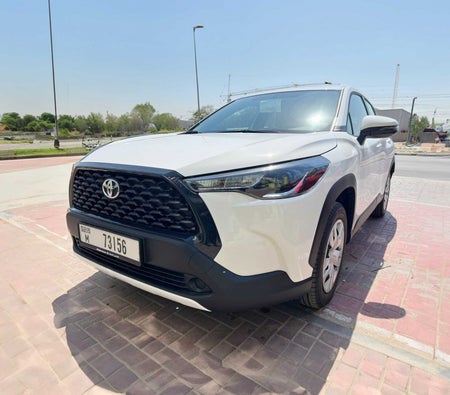 Miete Toyota Kronenkreuz 2023 in Dubai