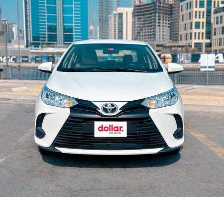 Huur Toyota Yaris 2022 in Ajman