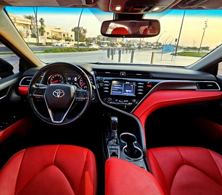 Huur Toyota Camry 2021 in Dubai