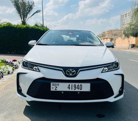 Huur Toyota Bloemkroon 2023 in Dubai