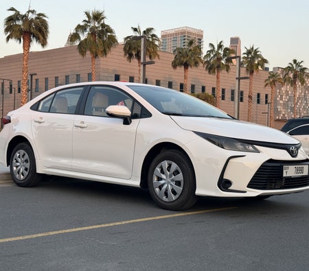Huur Toyota Bloemkroon 2024 in Dubai