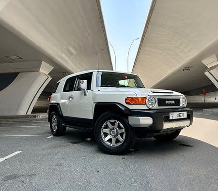 Miete Toyota FJ Kreuzer 2023 in Dubai
