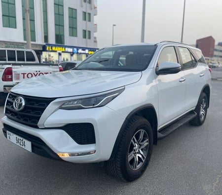 Alquilar Toyota Fortuner 2024 en Abu Dhabi