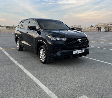 Miete Toyota Innovation 2024 in Dubai