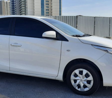 Huur Toyota Yaris Sedan 2021 in Abu Dhabi