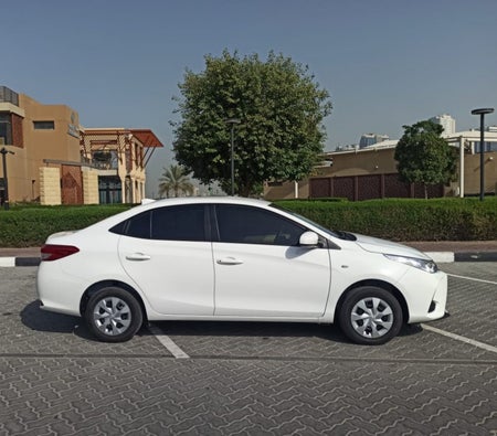 Location Toyota Yaris Sedan 2022 dans Ajman