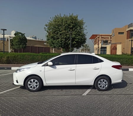 Huur Toyota Yaris Sedan 2022 in Sharjah