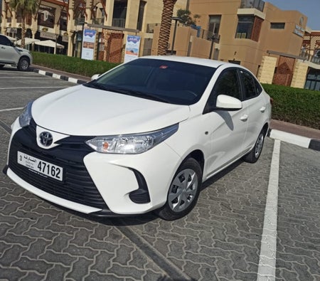 Alquilar Toyota Yaris Sedan 2022 en Sharjah