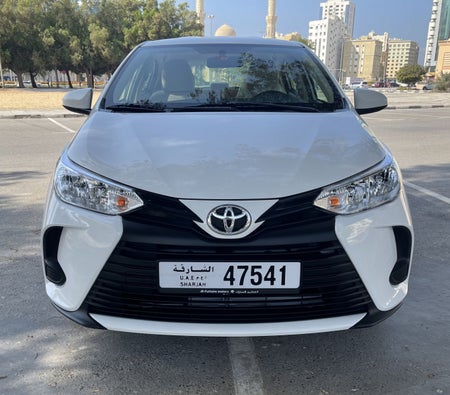 Huur Toyota Yaris Sedan 2022 in Dubai