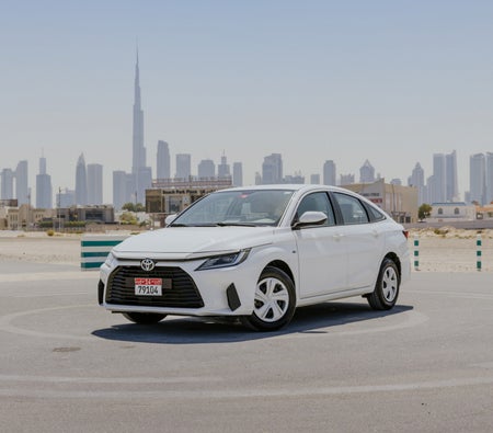 Location Toyota Yaris Sedan 2023 dans Dubai
